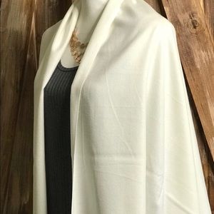 Beautiful Cream 4% cashmere scarf/shawl
